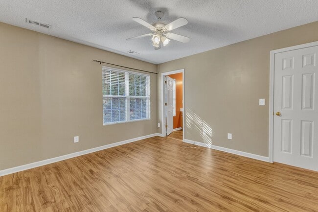 Building Photo - 3 Bedroom Brick Front Carraige Downs Townhome In Desirable Apex