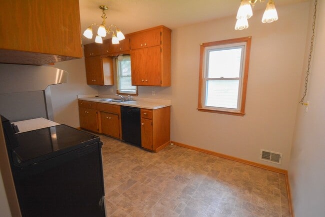 Building Photo - Charming 2-Bedroom Home with Natural Light...