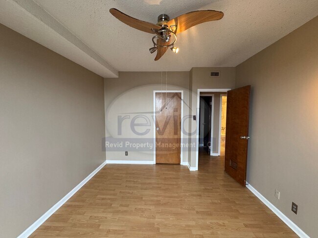 Building Photo - 10th Floor Unit!