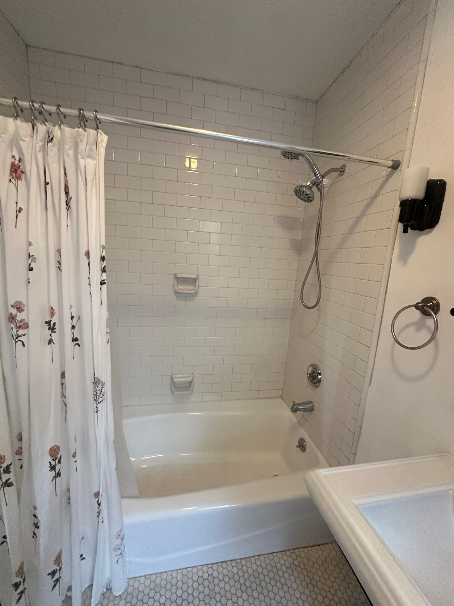 Building Photo - 612 N Plymouth Blvd