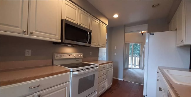 Building Photo - Stunning 2-Bedroom Condo with Panoramic Views in Gig Harbor