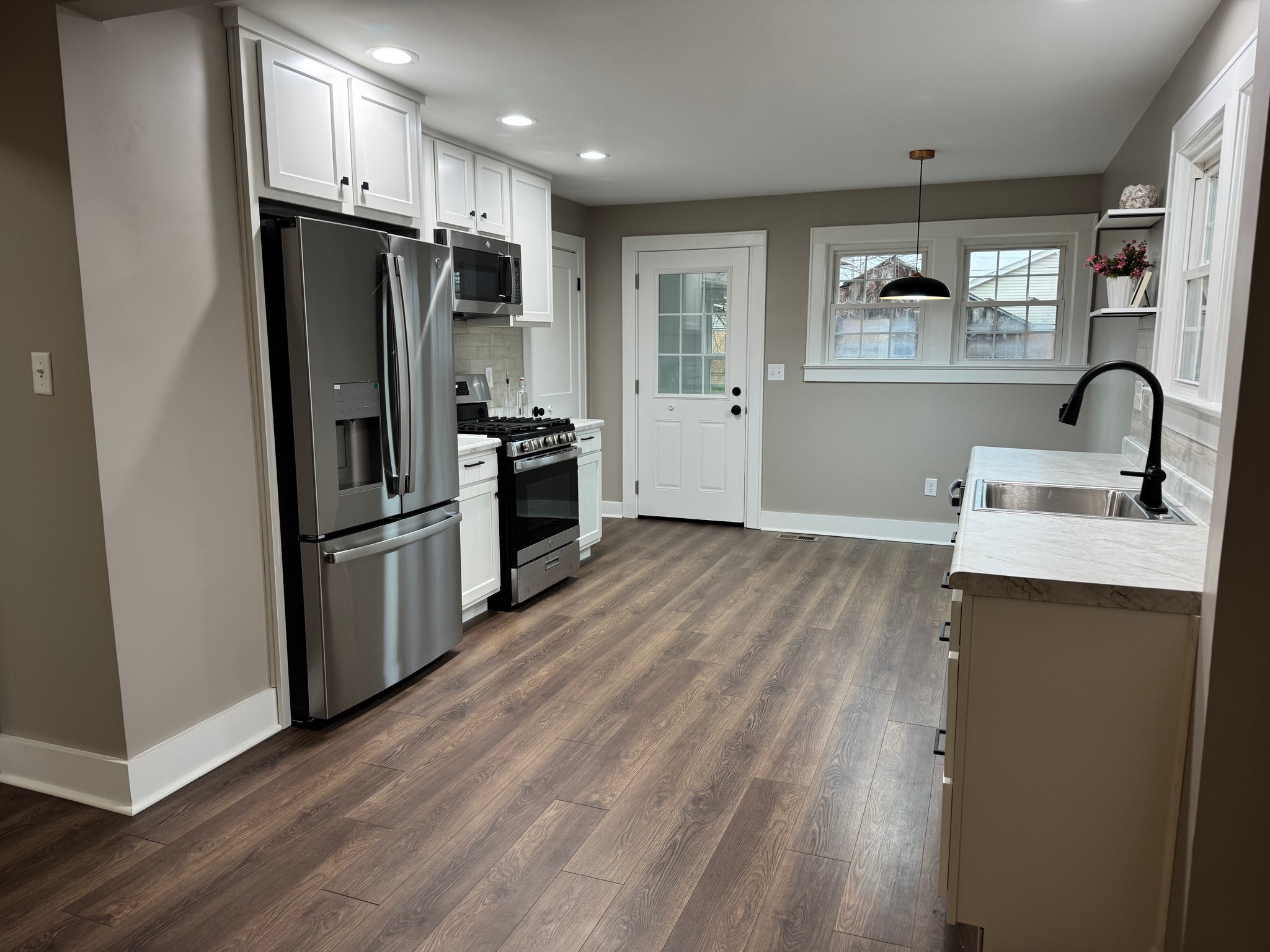 Building Photo - 515 E 9th St