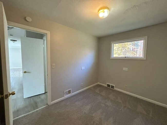 Building Photo - Spacious 3BR Single-Family Home in Mentor – Yard + Pets OK