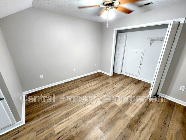 Building Photo - 303 Rexford Dr