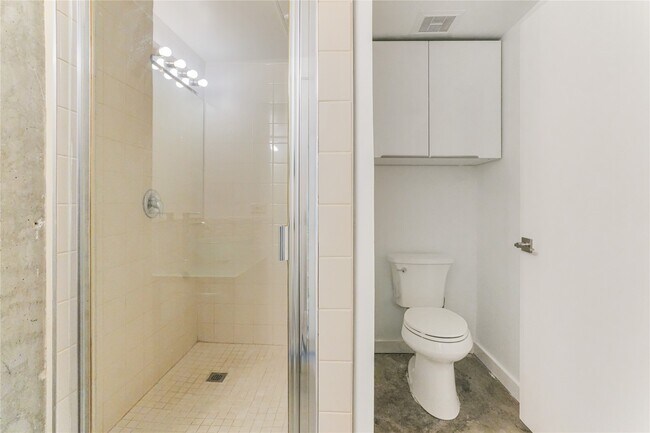 Building Photo - 2000 Bagby St