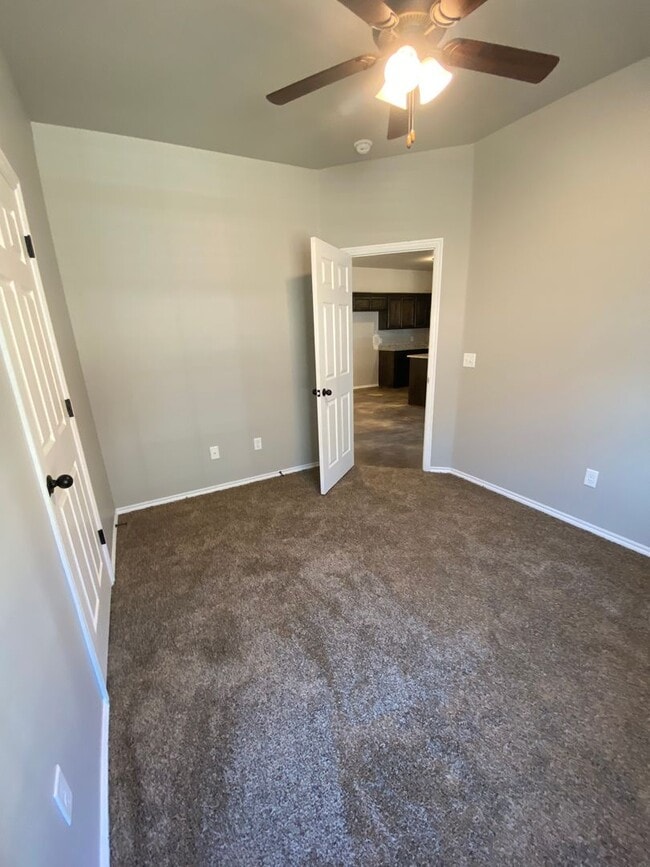 Building Photo - 3 bedroom and 2 bathroom duplex in El Reno!