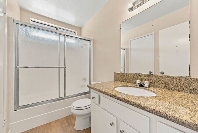 Building Photo - Freshly Updated Townhome - Light, Bright & Spacious!