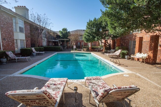 Building Photo - Charming Shoal Creek Condo - One Bed One Bath