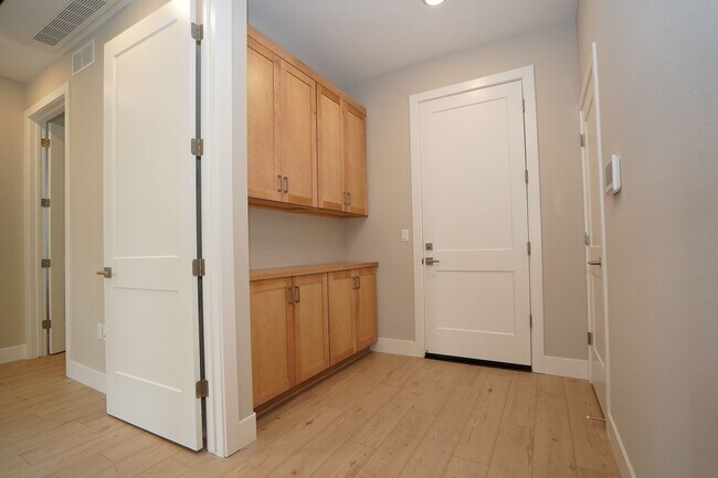 Building Photo - New Construction End Unit Luxury Townhome in Central Sunnyvale Location!