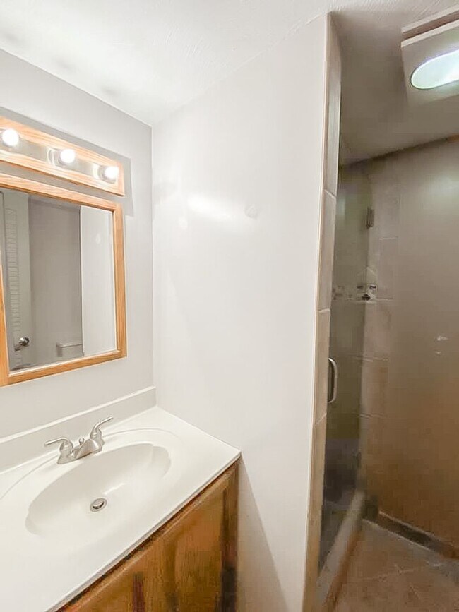 Building Photo - Charming 2-Level, 3 Bed 2 Bath Home In Much Sought After Chalet Woods Location