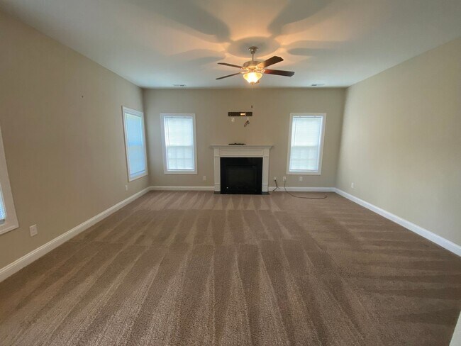 Building Photo - 4 Bedroom Sneads Ferry Home for Rent