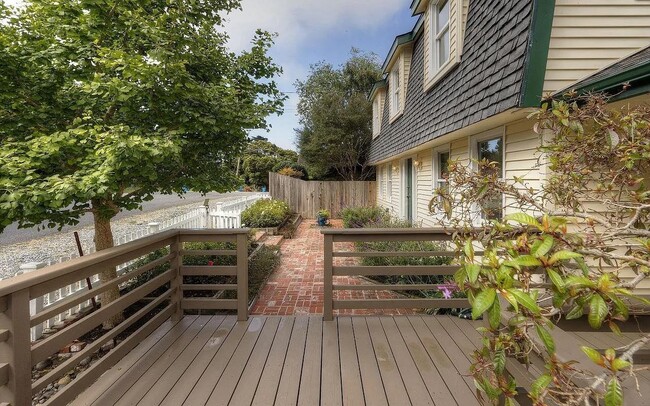 Building Photo - 1004 Acacia St