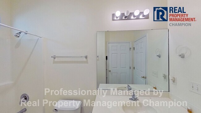 Building Photo - End Unit Condo with Open Floorplan and Spl...