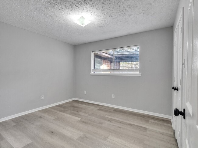 Building Photo - 3202 Lakehaven Dr