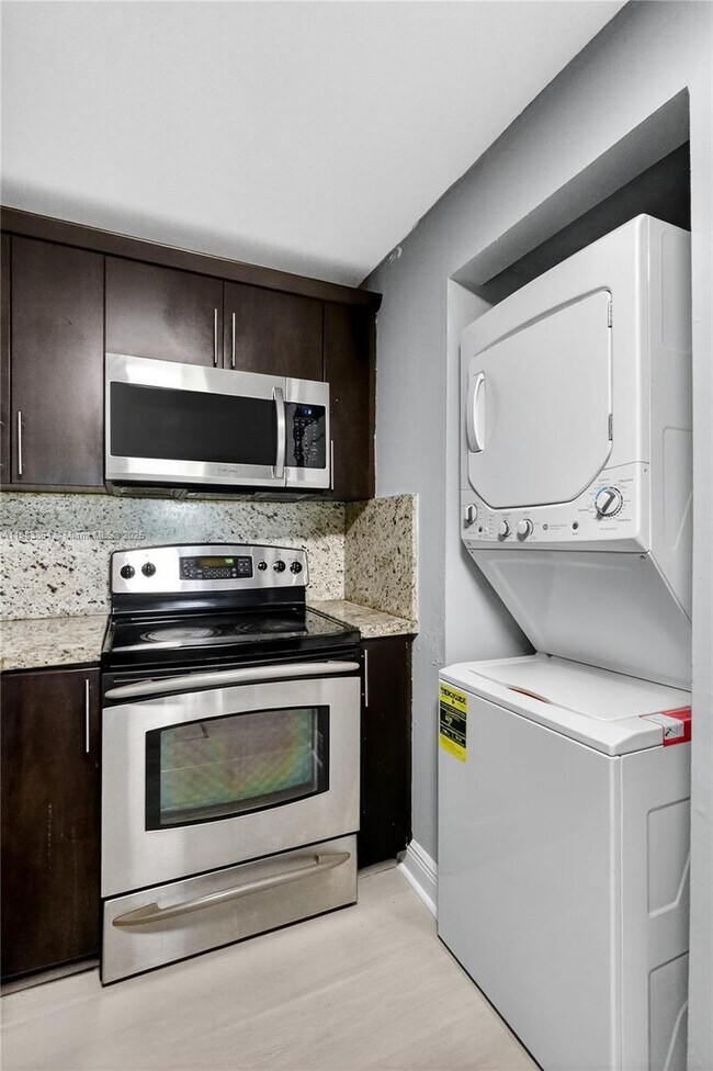 Building Photo - 10000 NW 80th Ct