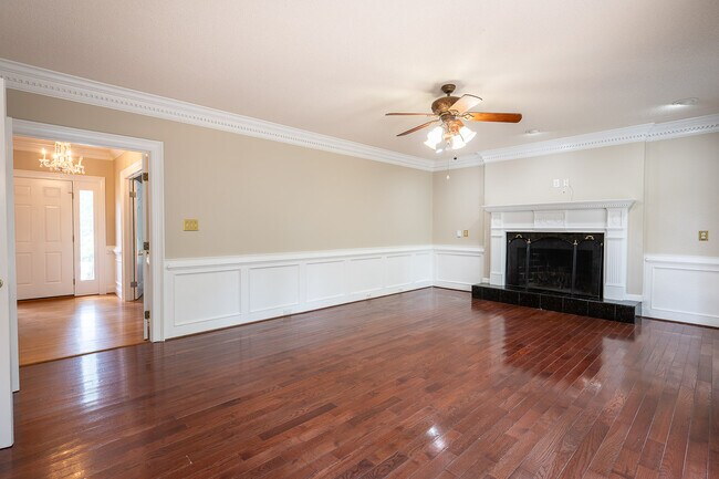 Building Photo - 4135 Knollcrest Cir N