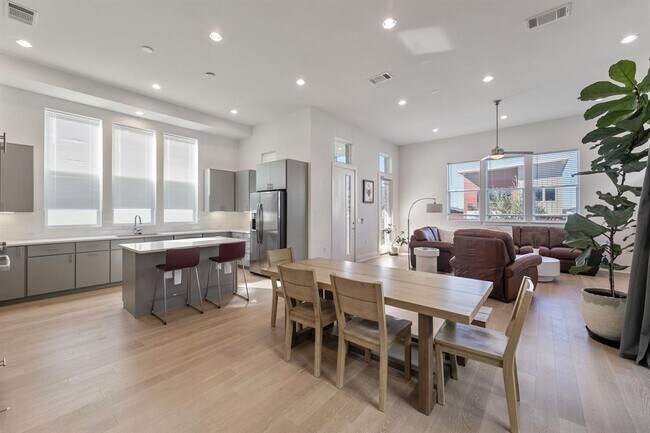 Building Photo - 6101 Florencia Ln