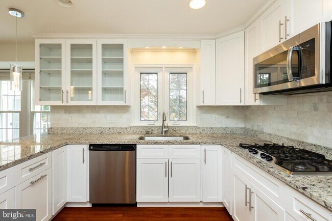 Building Photo - 14209 Floral Park Dr