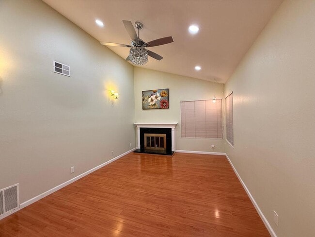 Building Photo - Bright & Spacious 3 Bedroom, 2 Bath Home in Fremont — Solar Included!