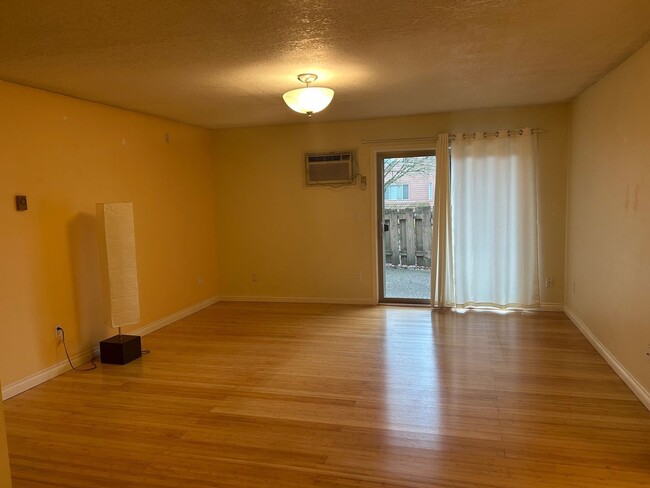 Building Photo - Spacious Mt. Park Lake Oswego Condo - Larg...