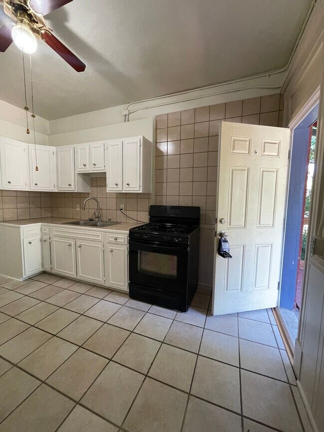 Building Photo - 207 Midway Ave