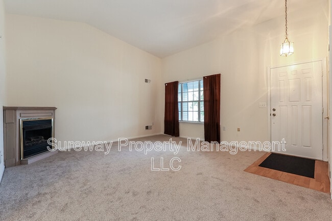 Building Photo - 1042 A Canterbury Dr