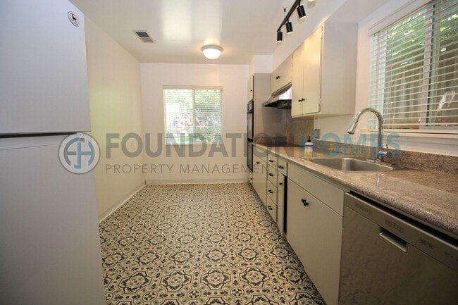 Building Photo - Charming 3BD/2BA Kentfield Retreat with Pool!  Bocce Court!  Private Yard!  FOUNDATION