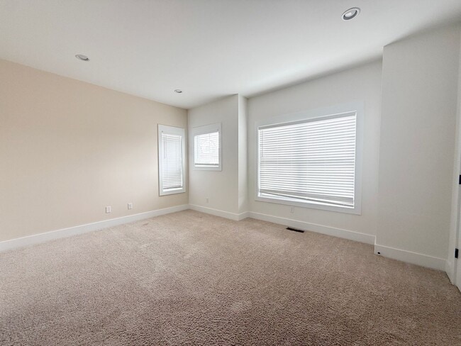 Building Photo - Spacious 4-Bedroom Townhome on Allison Way with Pool Access Near TTU