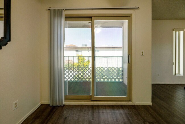 Building Photo - Moon Valley Townhouse at 7th and T-Bird!