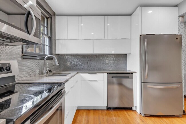 Building Photo - "Charming 3-Bedroom Haven with Gleaming Hardwood Floors in Vibrant Nashville Neighborhood!"