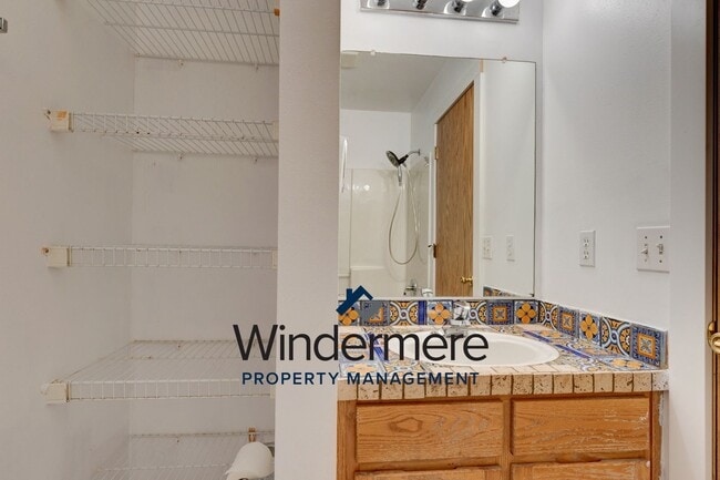 Building Photo - Charming Home in the Heart of Oak Harbor –...