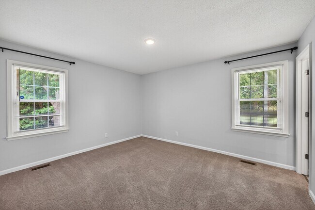 Building Photo - 2527 Country Club Rd