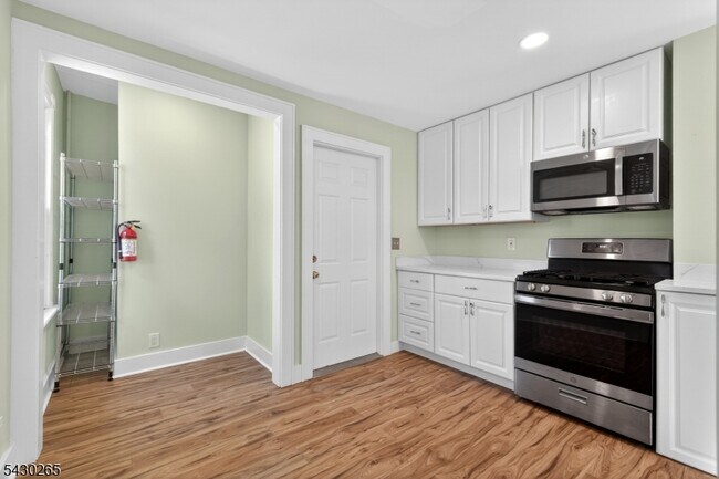 Building Photo - 19 Sylvan Pl