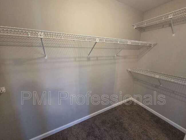 Building Photo - 2426 Bennington Dr