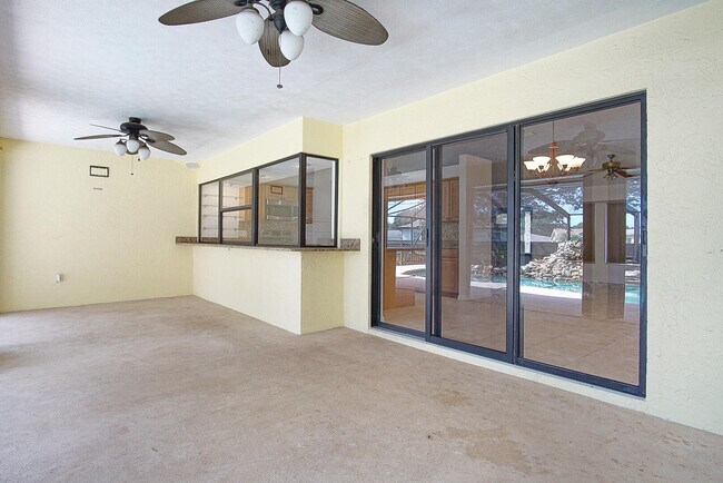 Building Photo - 1273 SW Albenga Ave