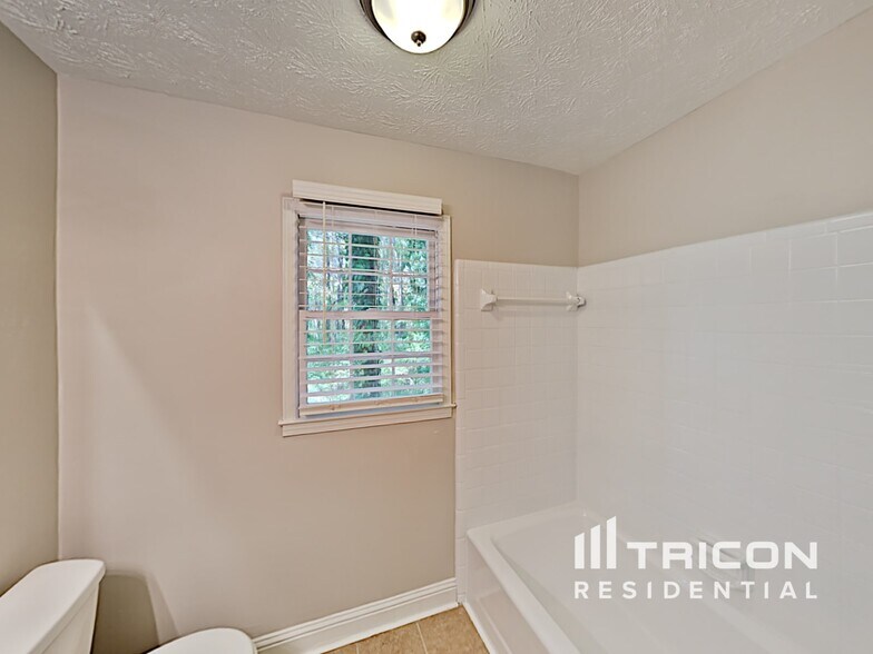 Building Photo - 1720 Ridgefield Dr