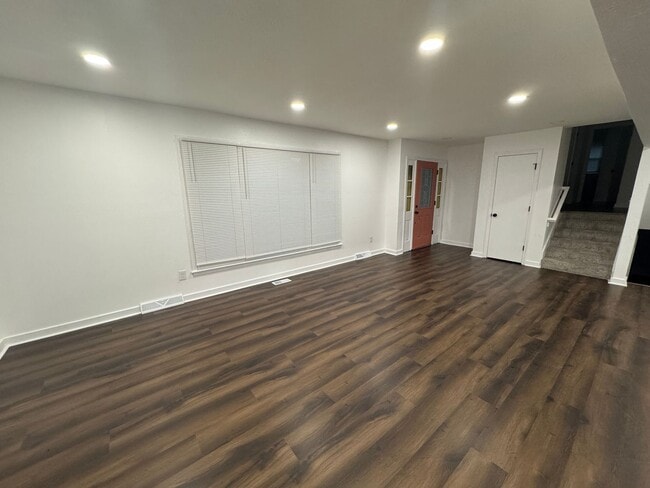 Building Photo - Stunning 4 Bed Newly remodeled!
