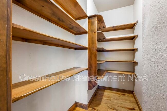 Building Photo - 8984 Falls Hollow Rd