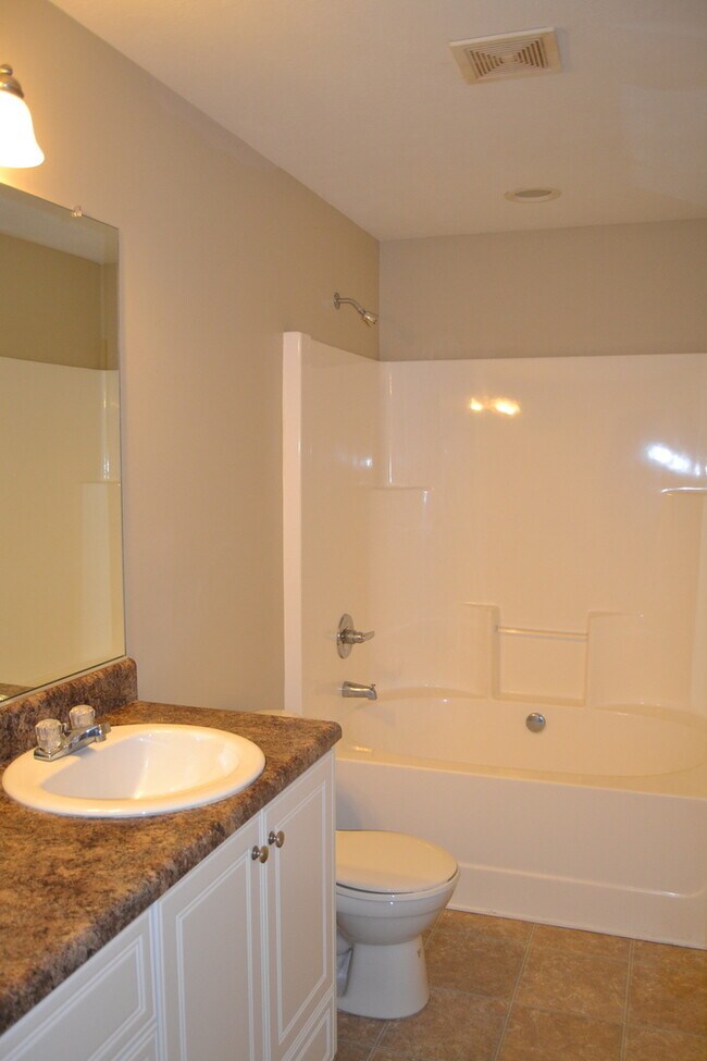 Building Photo - 2605 York Dr