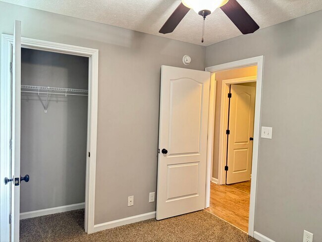 Building Photo - Cute 3 Bedroom Ranch in Fox Crossing! Conv...