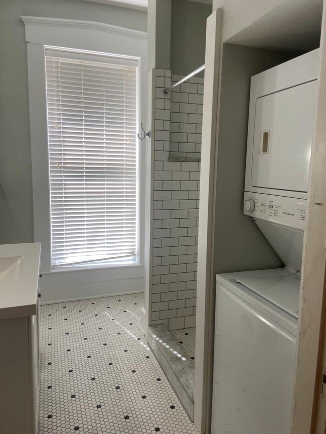 Building Photo - 249 S Limestone