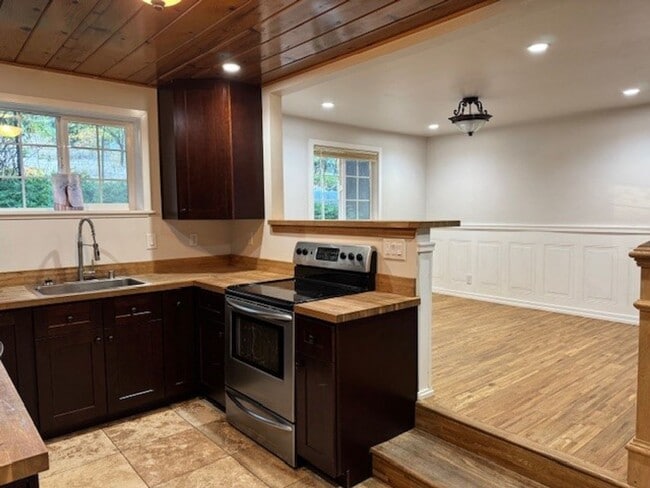 Building Photo - 14138 Edgewood Dr