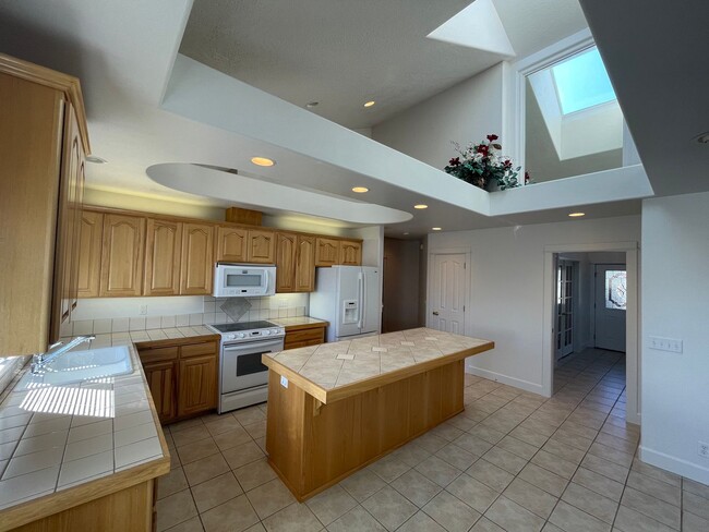 Building Photo - Lovely 3 Bed 2 Bath House in River Road Area