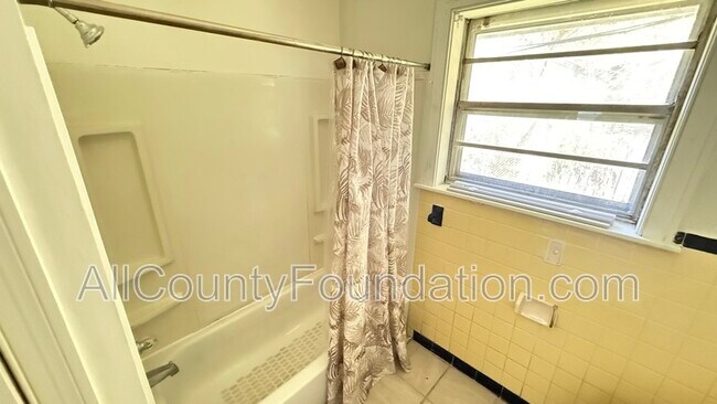 Building Photo - 5613 Parana St