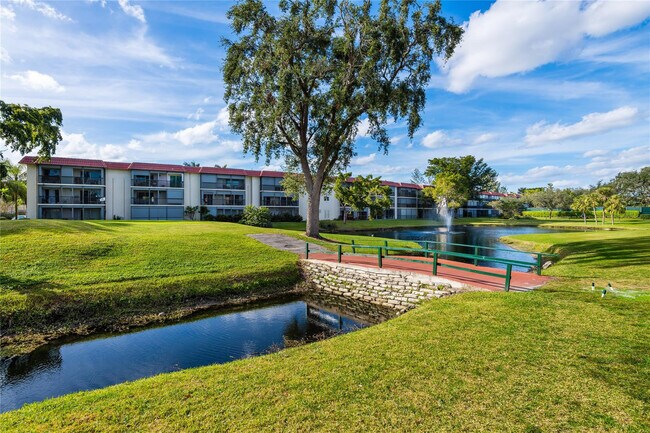 Building Photo - 381 S Hollybrook Dr