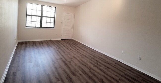 Building Photo - FOR RENT! Beautiful 1/1 Pool View Condo @ ...
