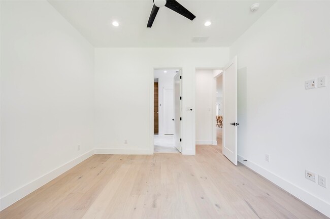 Building Photo - 5710 Vanderbilt Ave