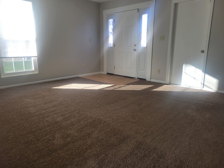 Building Photo - 2695 Four Seasons Dr