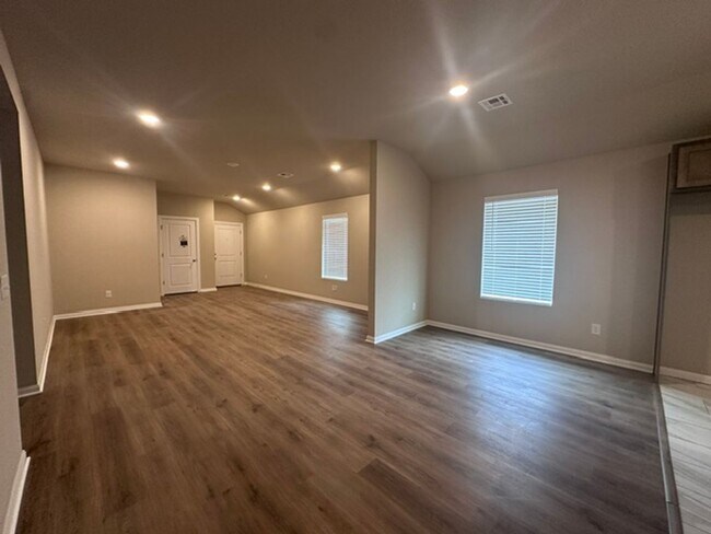 Building Photo - NEW NEW NEW!