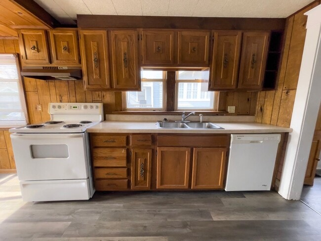 Building Photo - PRELEASING for AUGUST! Close to Campus